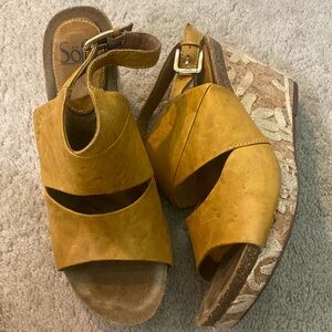 Sofft yellow sandals, adorable! Size 9
